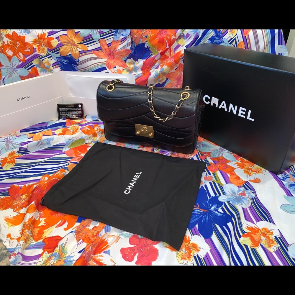 CHANEL Medium Pagoda Flap Bag